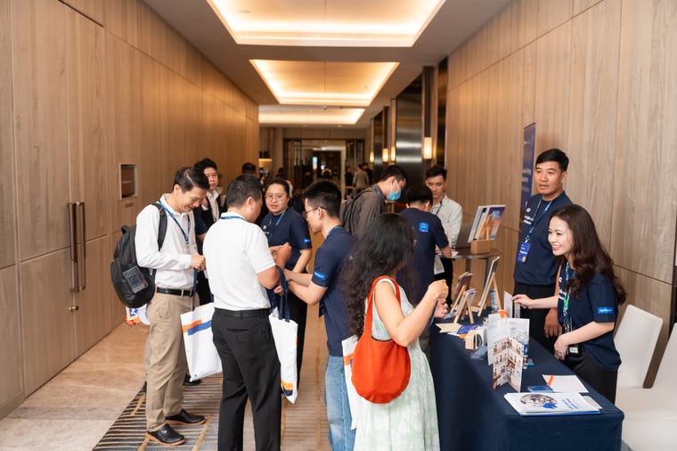 AgileOps - Khách mời tham gia hoạt động xé túi mù tại khu vực Sales booth