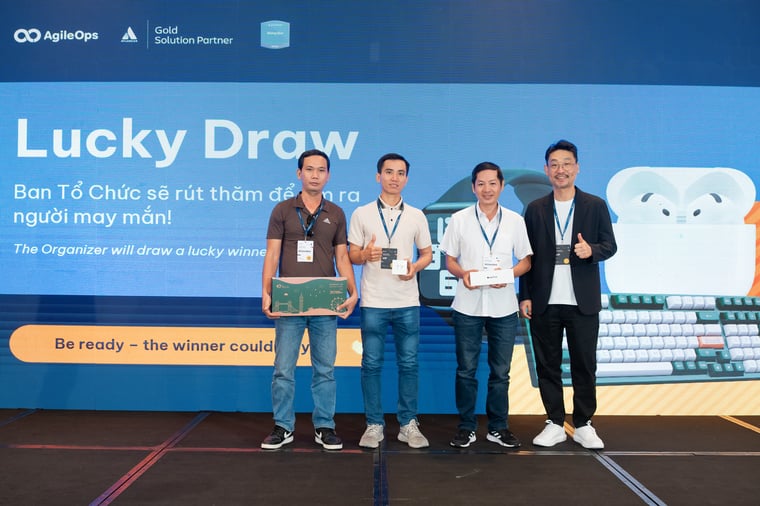 AgileOps - Ông Jason Ryo - Đại diện từ Atlassian trao giải thưởng cho khách mời may mắn